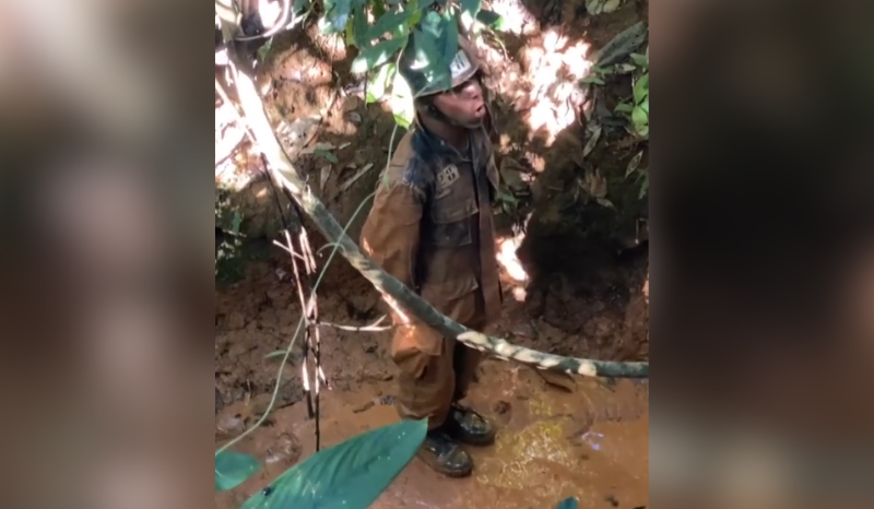 jovem do Exército viraliza ao imitar galo; VEJA