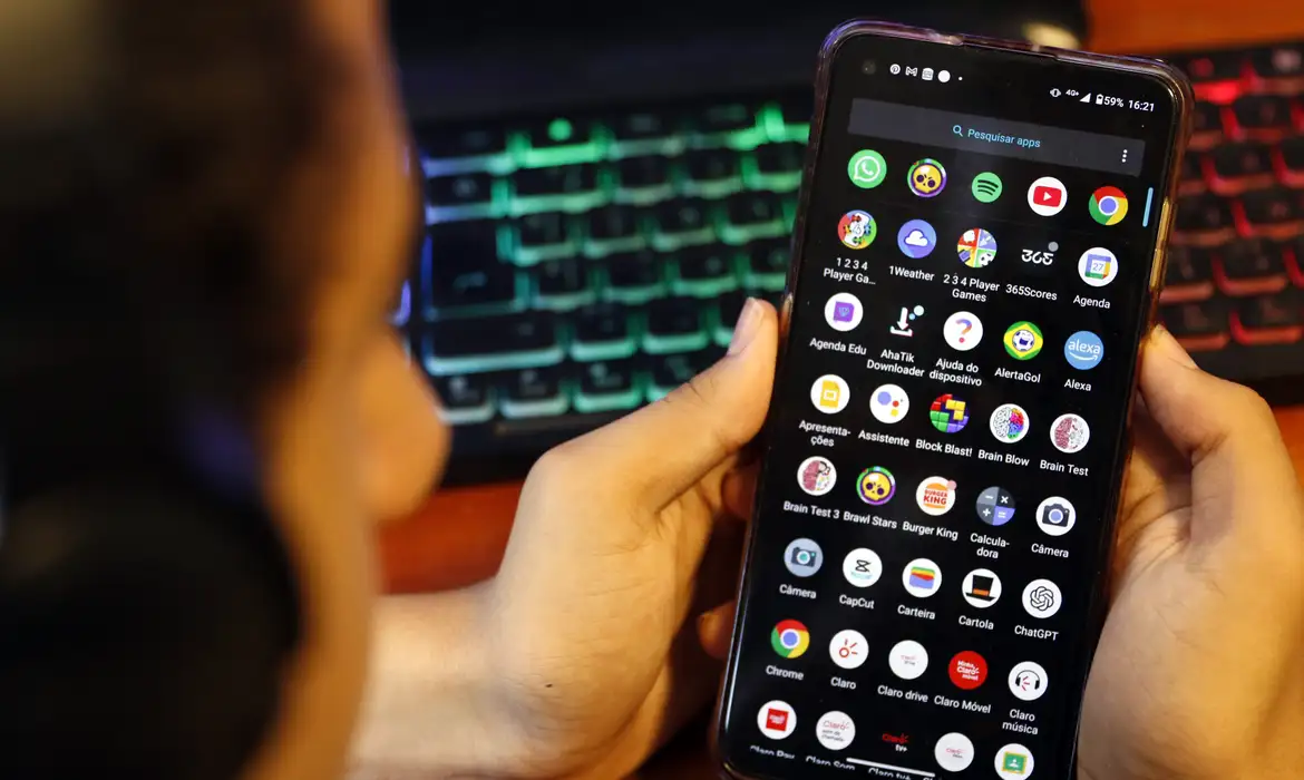 Jovens revelam tutoriais para contornar ECA Digital com facilidade