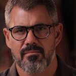 Juliano Cazarré promove “encontro de homens” e enfrenta críticas de famosos