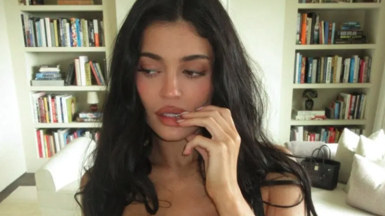 Kylie Jenner provoca com foto de sutiã e gera polêmica divertida