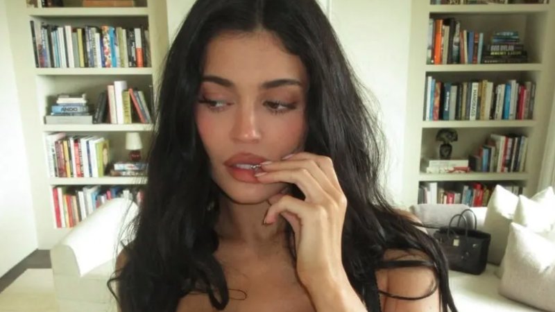 Kylie Jenner provoca com foto de sutiã e gera polêmica divertida
