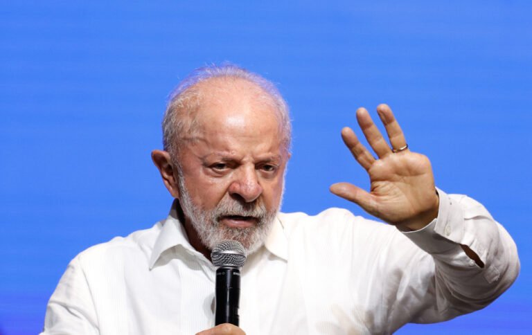 Lula entrega moradias e visita obras de VLT em Salvador