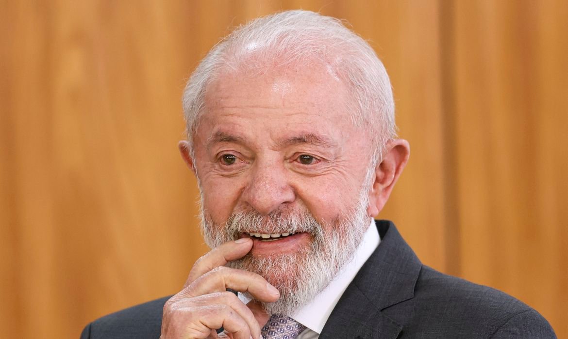 Lula anuncia projeto de lei para acabar com escala 6×1 sem perda salarial