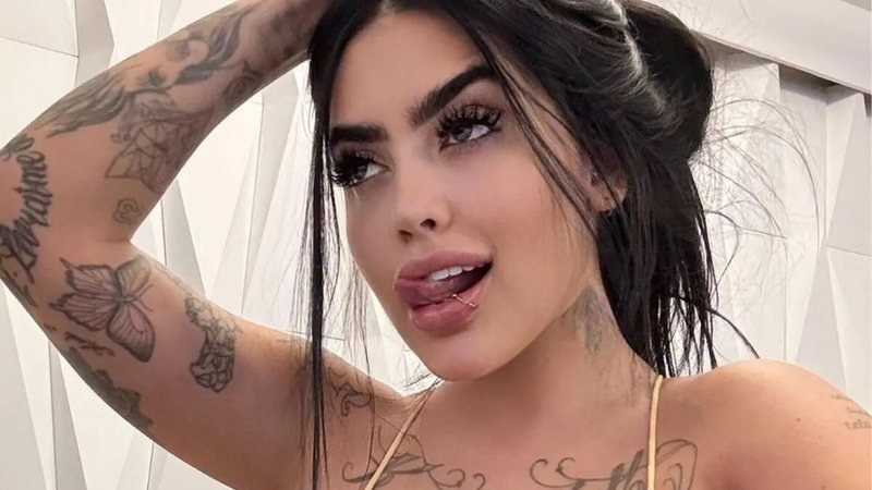 MC Mirella exibe bumbum tatuado em nova foto seminua; confira!