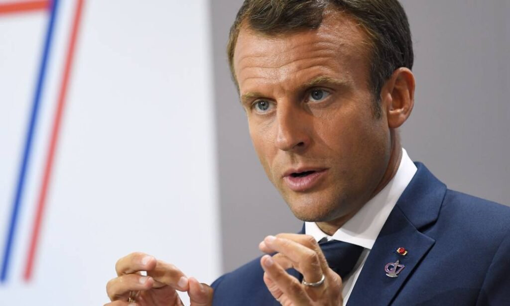 Macron diz que ‘seria chique’ se EUA falassem francês após piada do rei Charles 3º