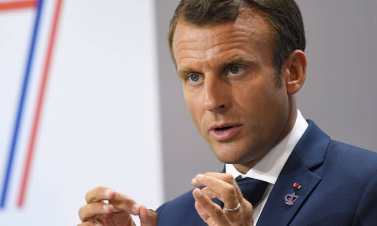 Macron diz que ‘seria chique’ se EUA falassem francês após piada do rei Charles 3º