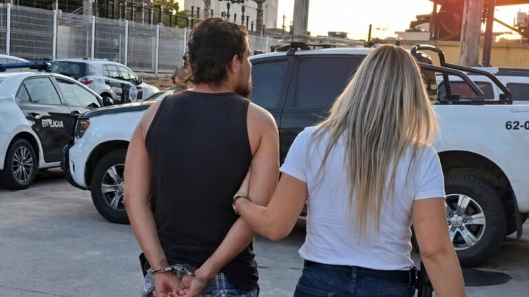 Mulher é mantida em cárcere, agredida e tem cabelo raspado na frente do filho