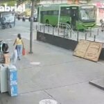 Mãe e filho são atropelados em bicicleta; veja o vídeo chocante