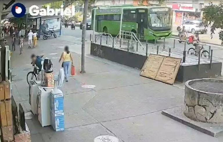 VÍDEO mostra momento em que mãe e filho em bicicleta são atropelados no RJ