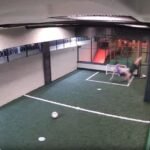 Menino leva choque ao tentar fechar portão em condomínio