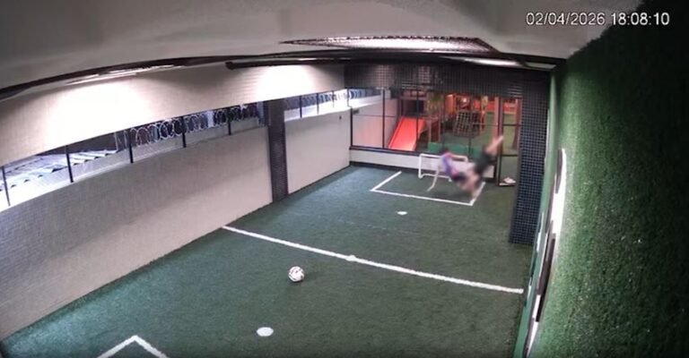 Menino leva choque ao tentar fechar portão em condomínio