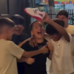 Menino supera bullying e recebe chuteira nova em festa com amigos Menino supera bullying e recebe chuteira nova em festa com amigos