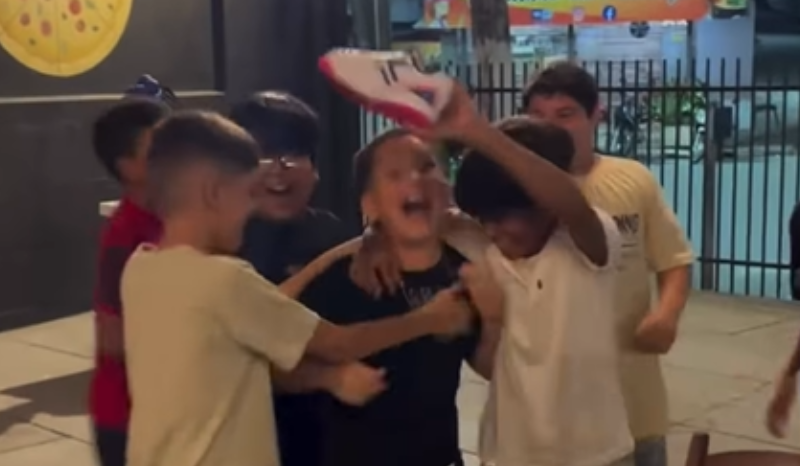 após bullying, menino ganha chuteira nova e celebra com amigos