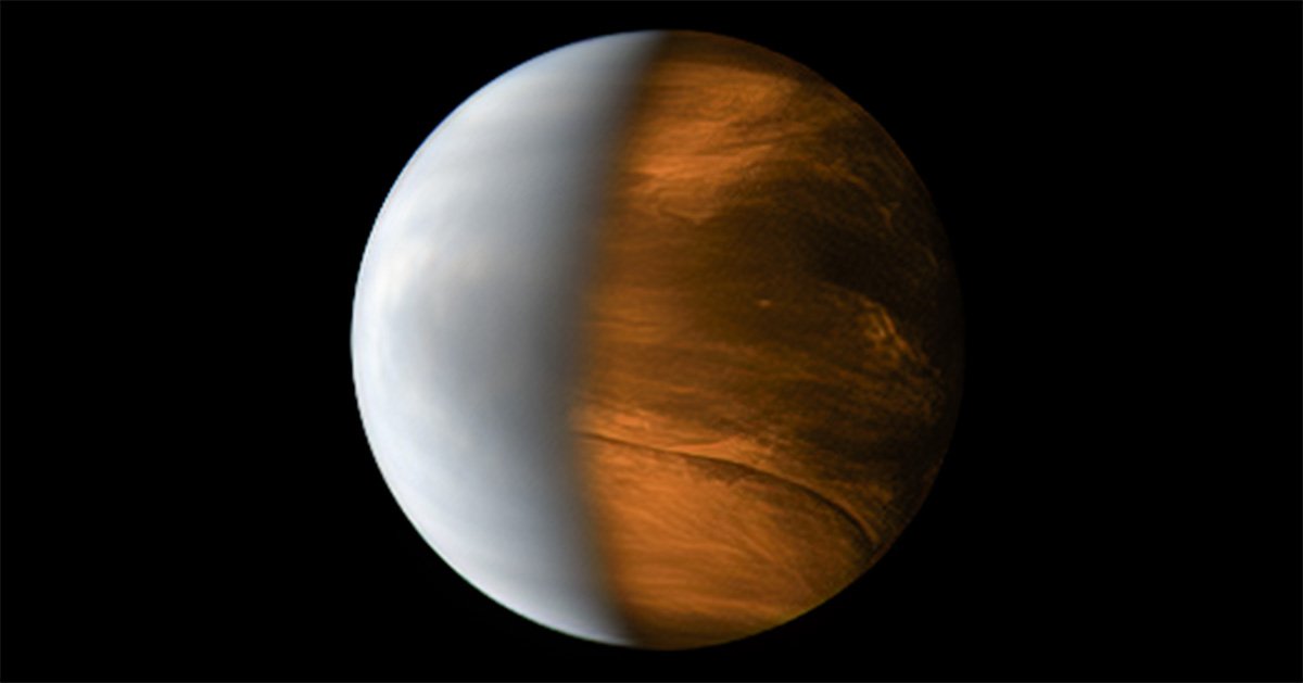 Planeta Vênus e sua atmosfera com aplicação de dois filtros diferentes no lado esquerdo e direito do planeta, que dá um aspecto mais amarelado e claro no lado esquerdo e escuro e avermelhado no lado direito.