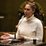 Monique Medeiros se entrega à polícia após ordem do STF