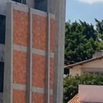 Morador constrói ‘supermuro’ e ganha fama na internet