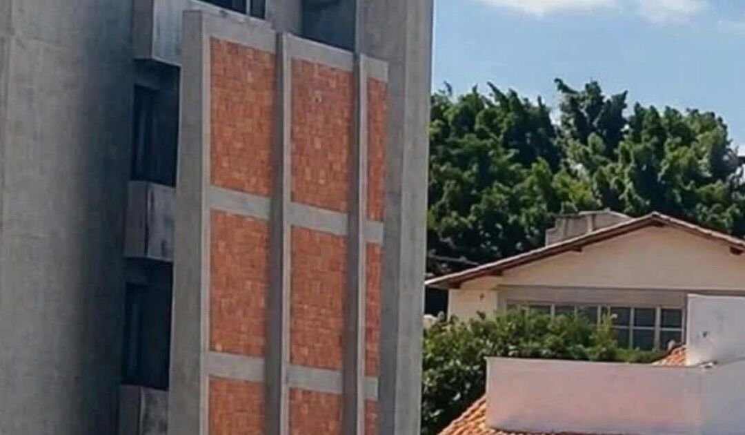 Morador ergue 'supermuro' para proteger privacidade e caso viraliza