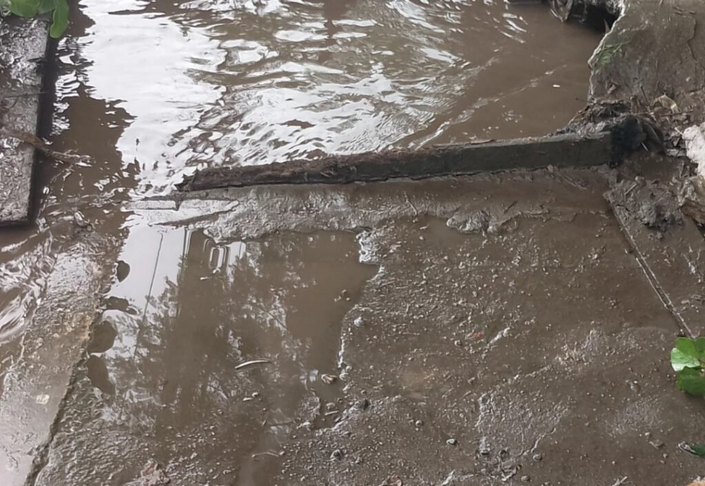 Morador denuncia buracos e boca de lobo entupida em Salvador