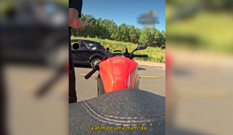 VÍDEO: motociclista recebe proposta sexual de motorista: "Paga um babão"