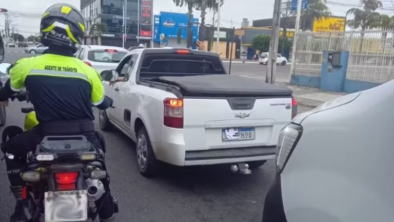 Motorista com placa falsa atropela agente de trânsito em Feira