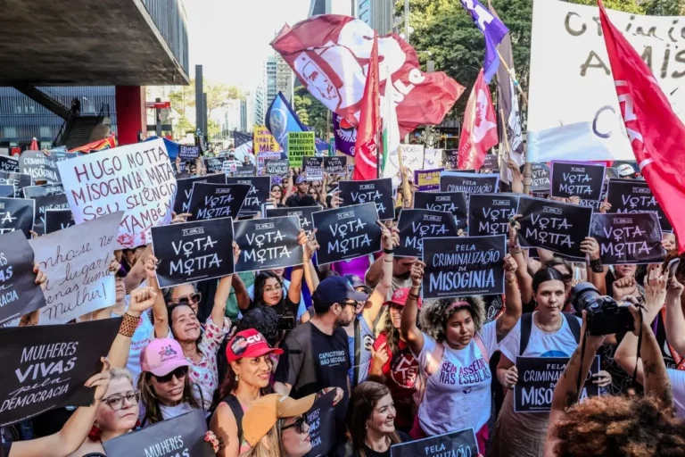 Mulheres em manifestação na avenida Paulista pela defesa do PL que criminaliza a misoginia