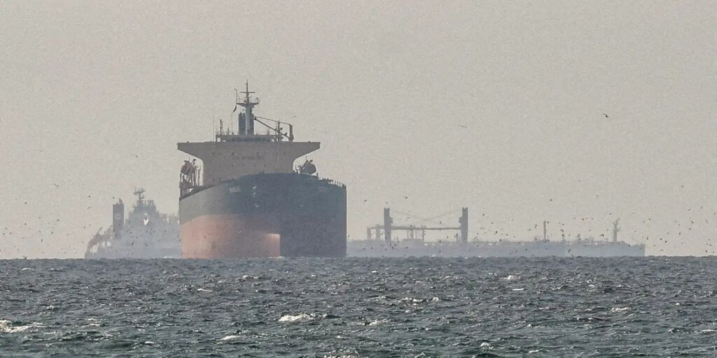 Navios de Japão, França e Omã Navegam pelo Estreito de Ormuz