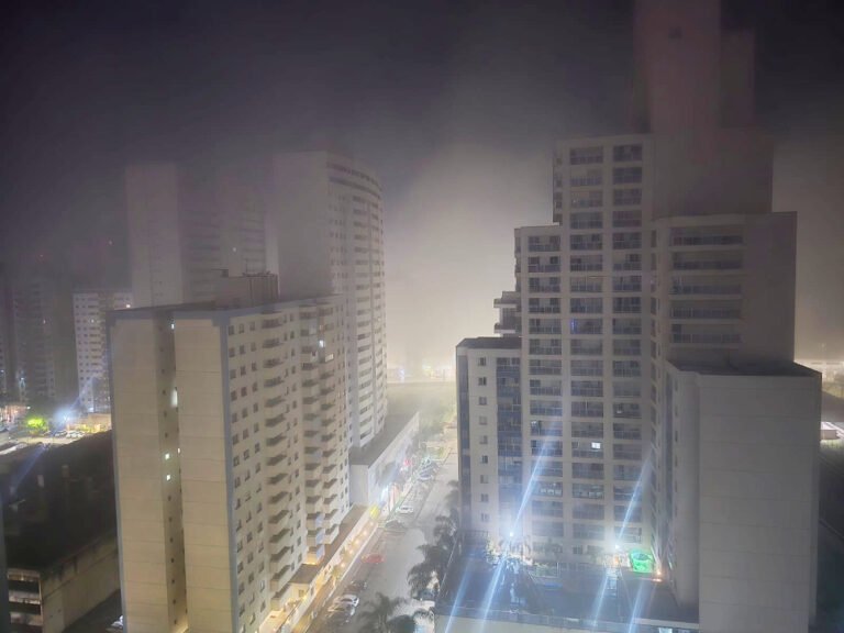 Neblina encobre Brasília no início do dia e marca mudança no tempo no DF