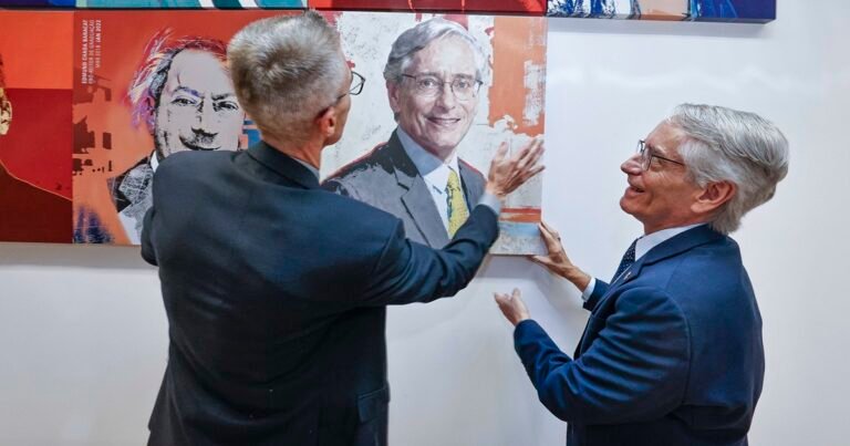 Galeria de pró-reitores de Graduação ganha novo retrato com registro de Aluísio Segurado – Jornal da USP