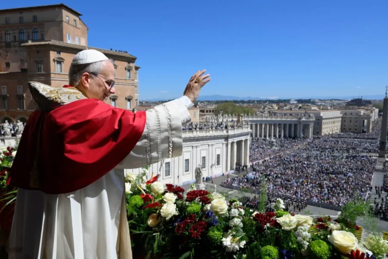 Papa Leão 14 discursa para uma multidão da sacada principal da Basílica de São Pedro