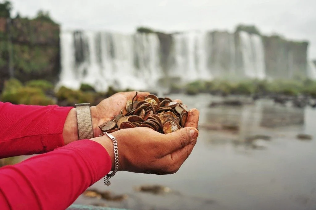 Parque Nacional do Iguaçu retira 383 kg de moedas das cataratas