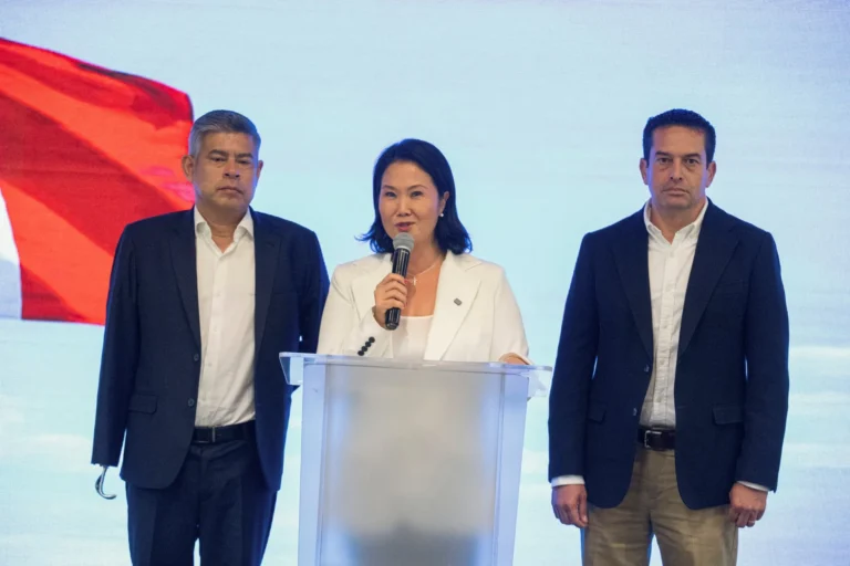 A candidata à presidência do Peru pelo partido Fuerza Popular, Keiko Fujimori, fala durante uma coletiva de imprensa ao lado de Luis Galarreta Velarde (E), como candidato a primeiro vice-presidente, e Miki Torres Morales (D), como candidato a segundo vice-presidente, após os primeiros resultados da eleição presidencial em Lima, em 13 de abril de 2026. A candidata de direita Keiko Fujimori liderou as pesquisas de boca de urna após a conturbada eleição presidencial do Peru em 12 de abril de 2026, mas não conseguiu evitar um segundo turno após uma votação acirrada marcada por irregularidades e uma invasão policial à autoridade eleitoral do país.