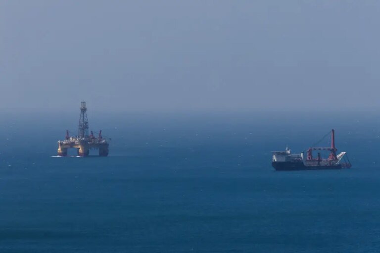 Petróleo avança 2% em meio a tensões entre EUA e Irã