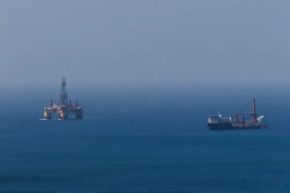 Petróleo avança 2% em meio a tensões entre EUA e Irã