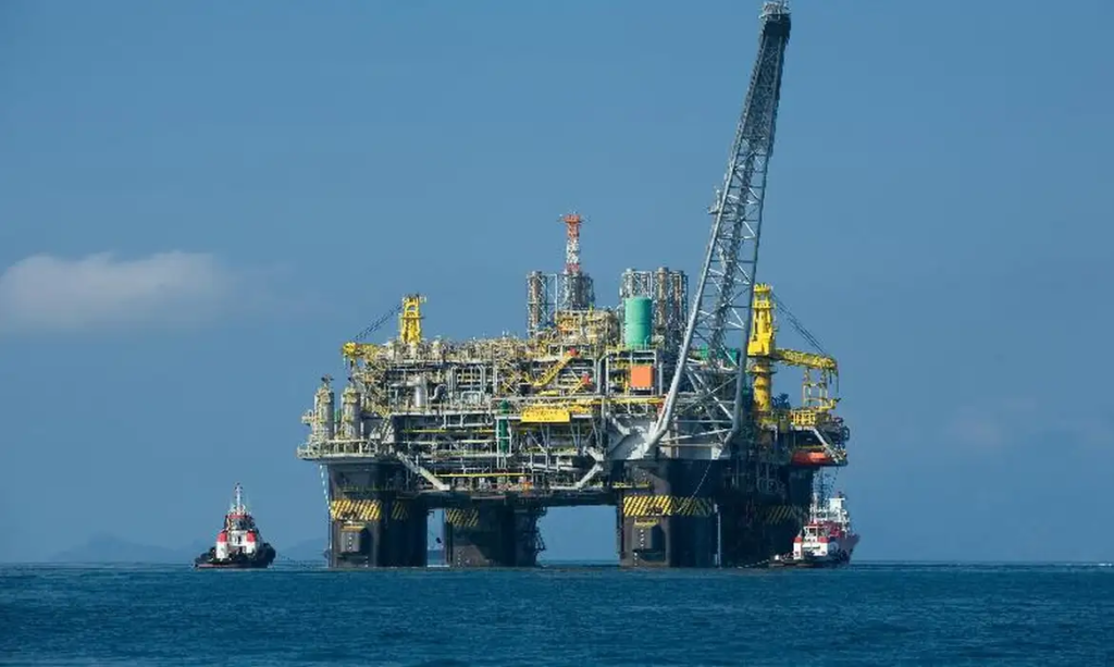 Petróleo volta a rondar US$ 100 com proximidade do fim do cessar-fogo no Irã
