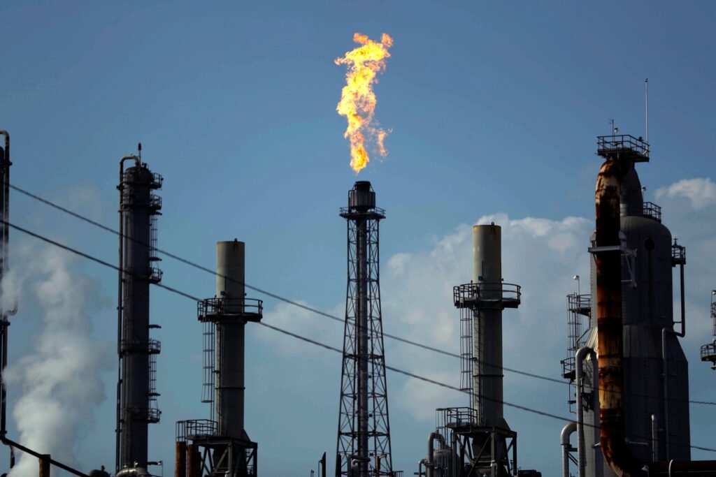 Petróleo ultrapassa US$ 100 com tensões em Ormuz e Trump
