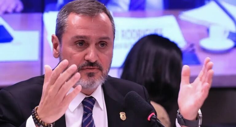 Polícia Federal retira credenciais de agente de imigração dos EUA