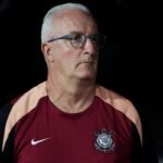 Pressão cresce no Corinthians após recorde negativo de Dorival