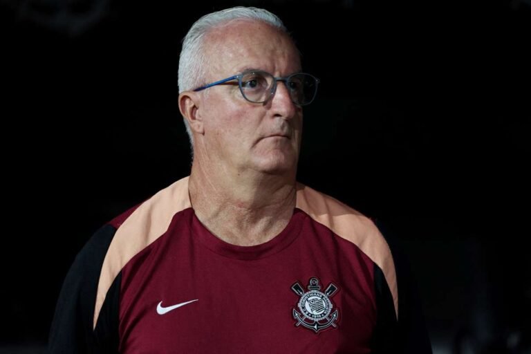 Pressão cresce no Corinthians após recorde negativo de Dorival