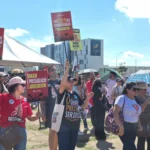 Professores protestam na Praça do Buriti contra cortes salariais