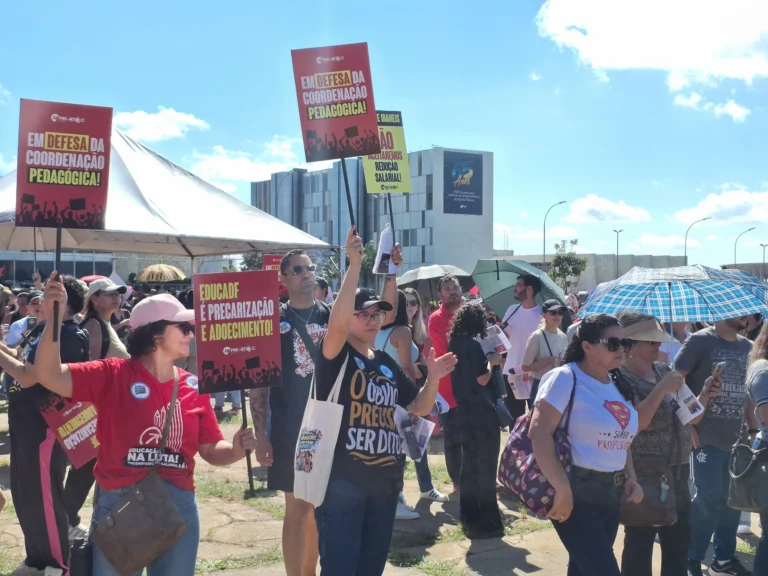 Mobilização dos professores do DF contra redução salarial