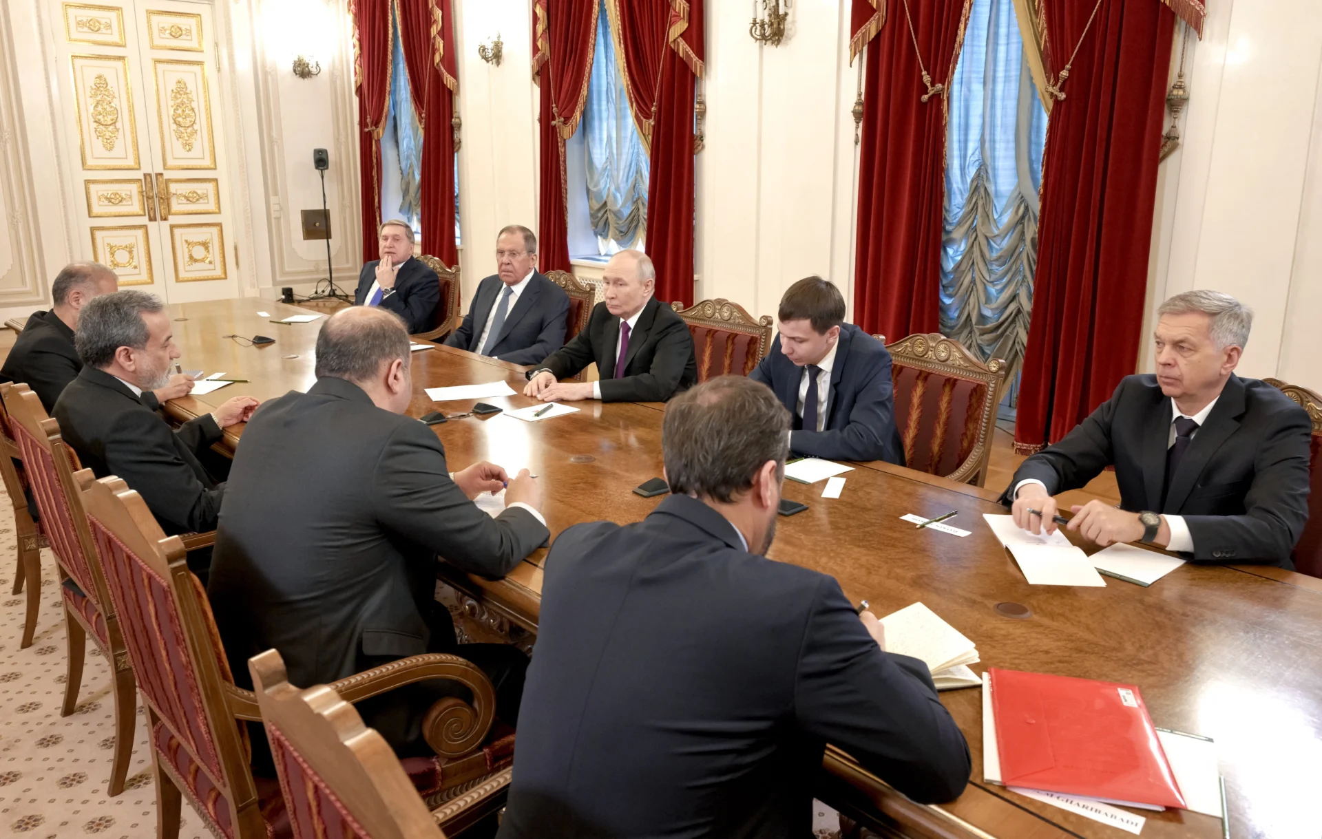 Putin e chanceler iraniano discutem paz no Oriente Médio