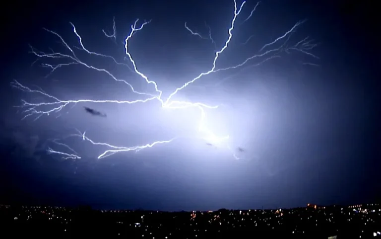 Raio atinge Aeroporto de Viracopos e funcionários são resgatados