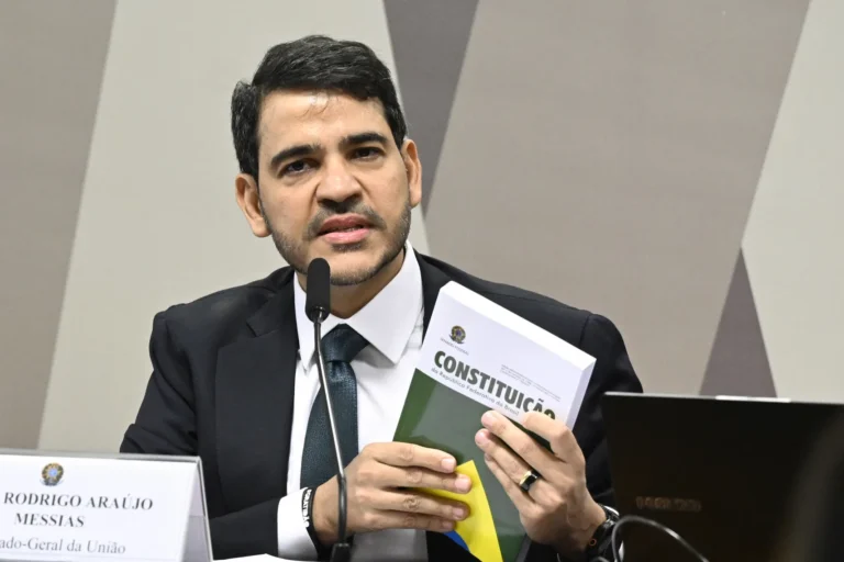 Jorge Messias levou um exemplar da Constituição para a sabatina da CCJ do Senado.