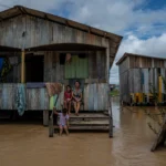 Rio Juruá ameaça Cruzeiro do Sul e obriga evacuação de famílias