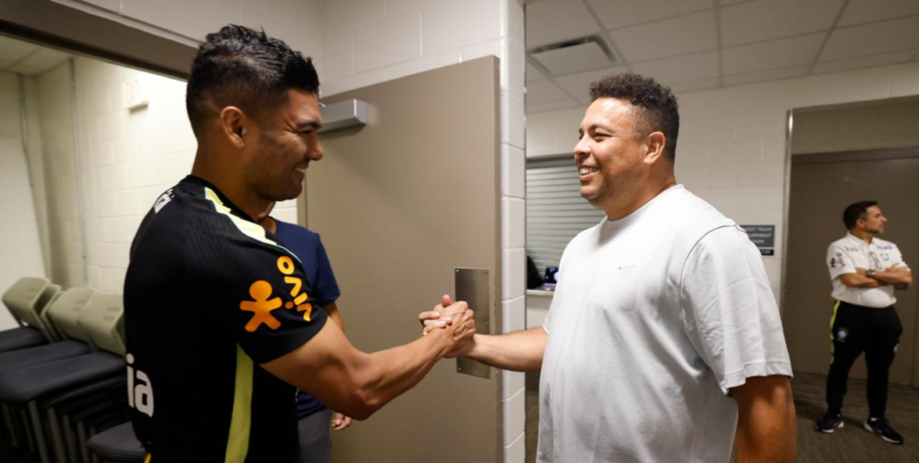 Ronaldo se reúne com time e aponta Brasil como favorito na Copa