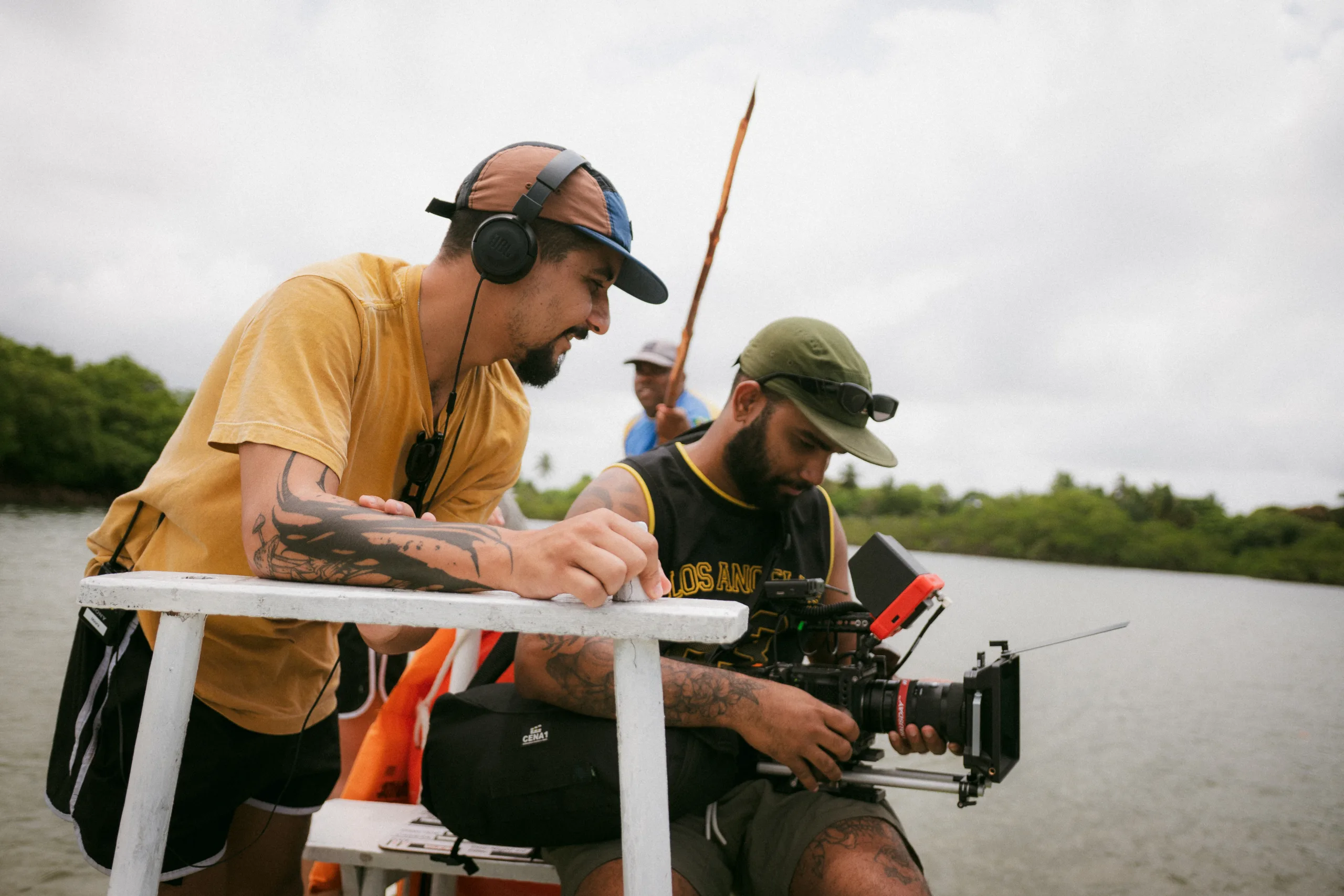 O diretor Rostand Costa na produção de 'O Canto do Rio'