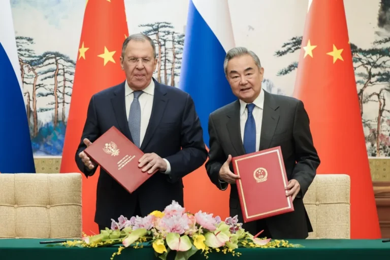 Ministro das Relações Exteriores da Rússia, Serguei Lavrov, em visita à China, se reuniu com seu homólogo chinês, Wang Yi, em Pequim, em 14 de abril de 2026