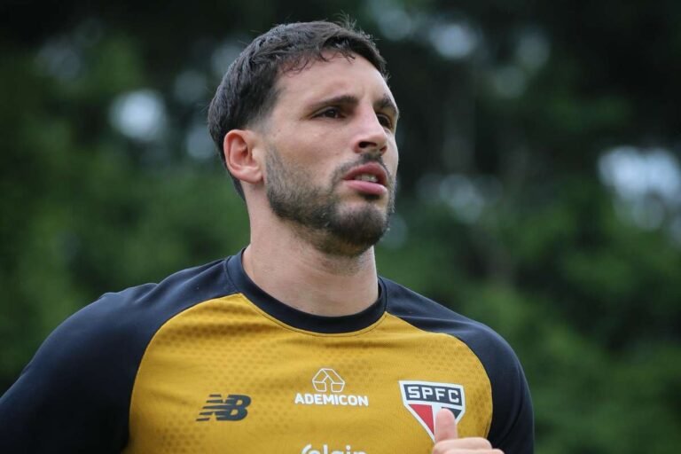 São Paulo Enfrenta Vitória com Seis Jogadores Ausentes no Brasileirão