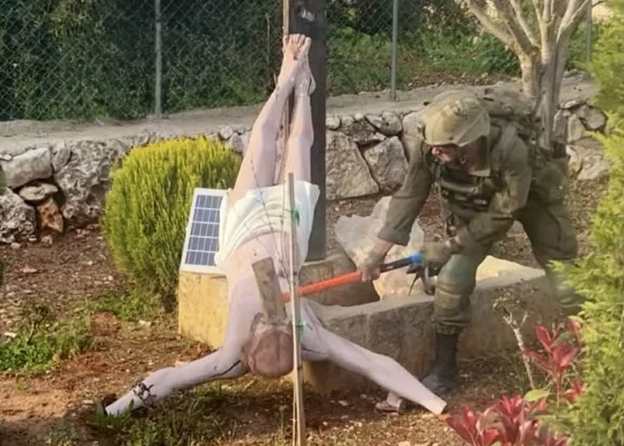Soldado israelense vandaliza estátua de Jesus no Líbano