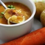 Sopas e caldos reconfortantes para suas noites relaxantes